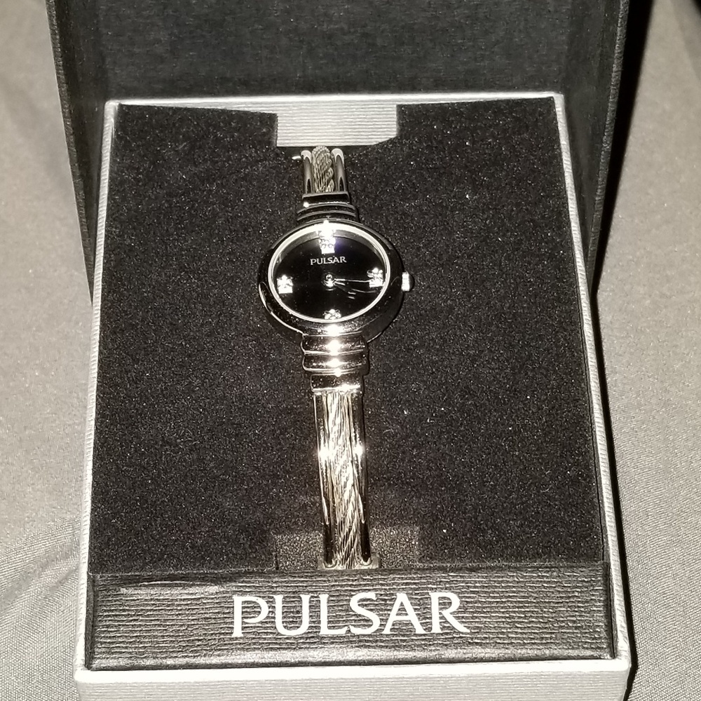NWT LADIES PULSAR WATCH!!